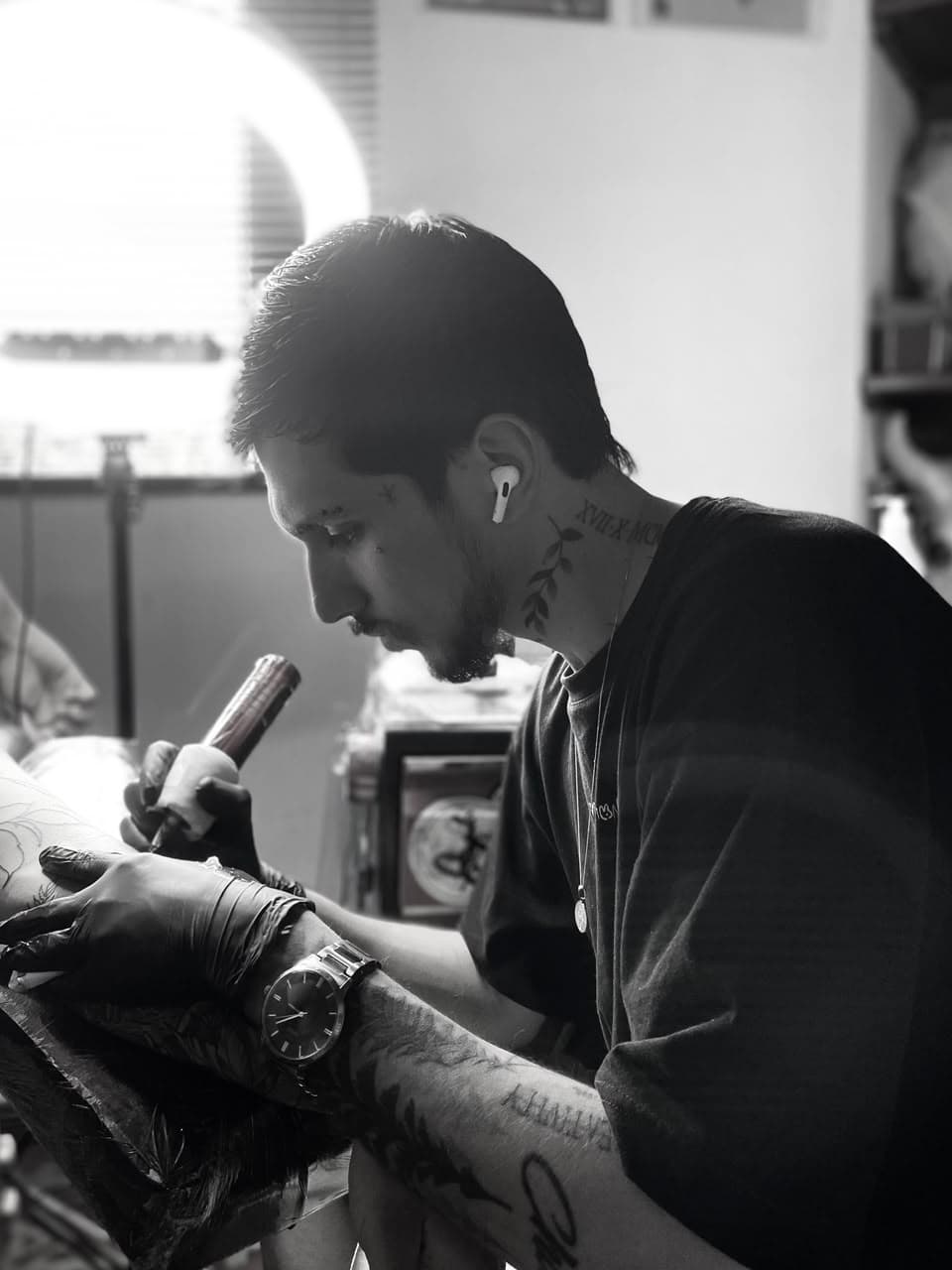Charry Tattoo tatuando